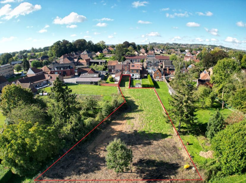 Bouwperceel van 20 are 76 ca met bouwvergunning voor de bouw van een gebouw met 3 appartementen bestaande uit een begane grond 1 slaapkamer appartemen