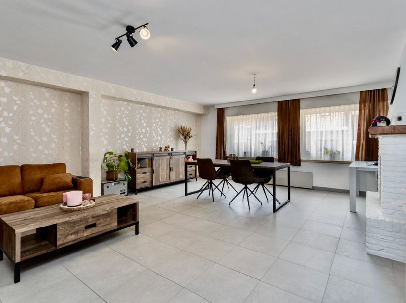 Op zoek naar een betaalbaar en lichtrijk appartement in het centrum van Ruddervoorde? Ontdek dit stijlvol gerenoveerde appartement in een kleinschalig