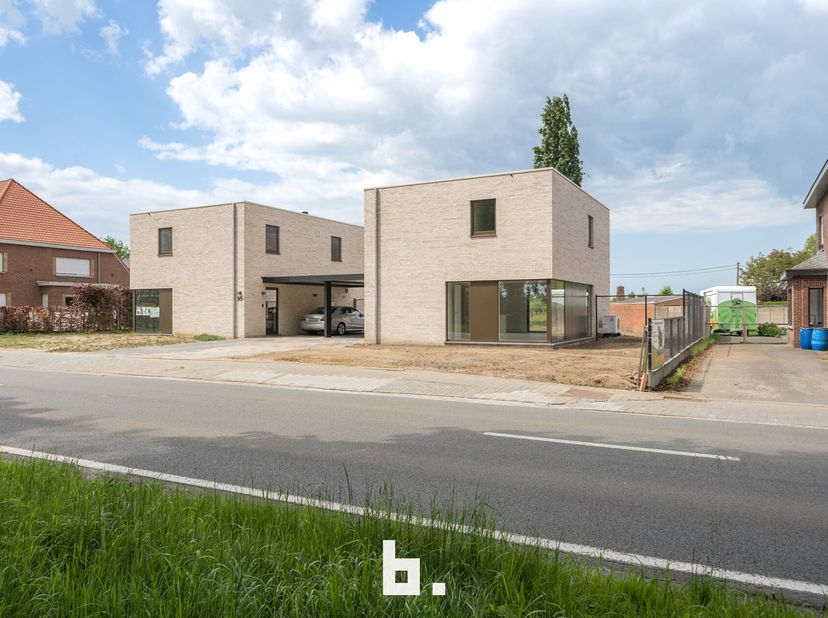 Moderne nieuwbouwwoning op een ruim perceel van 630 m². Deze woning biedt een ideale mix van modern comfort en ruimte alsook veel lichtinval en volwaa