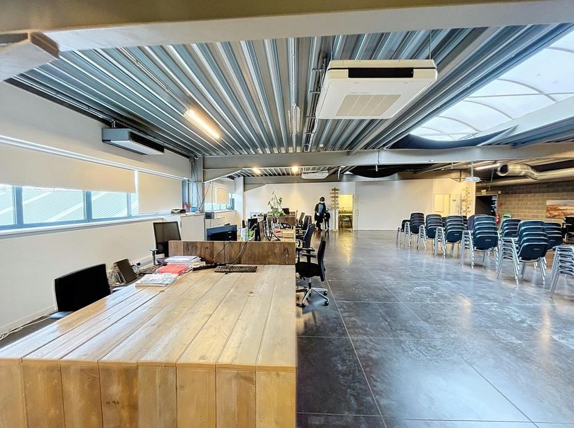 Dit kantoorgebouw met opslagruimte te huur is ideaal gelegen bij de afrit Melle van de R4, wat zorgt voor een uitstekende bereikbaarheid via zowel de