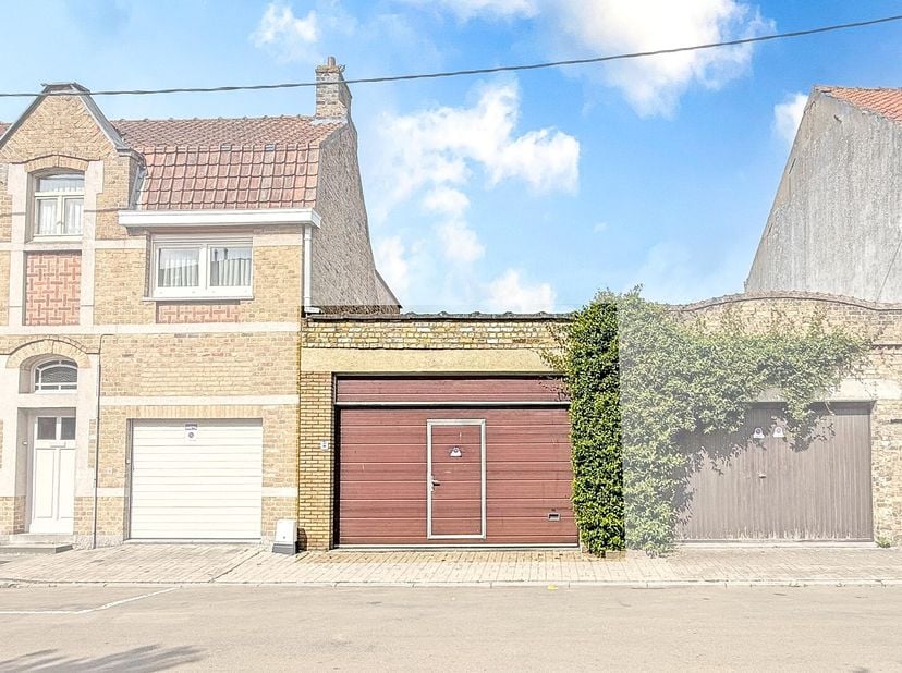 Prachtig herehuis met woonst en handelsruimte te Nieuwpoort-Stad op een zeer commerciële ligging in de Marktstraat op 400 m².&lt;br /&gt;
Op het gelijkvloer