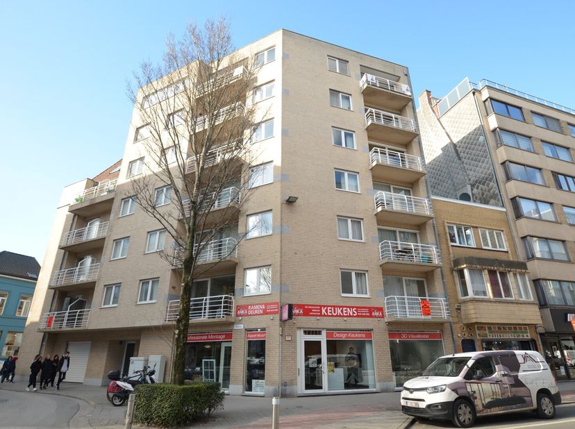 Indeling:&lt;br /&gt;
Inkomhall, woonkamer, open ingerichte keuken, berging, balkon, 2 slaapkamers, badkamer met ligbad en dubbele wastafel. Hoogrendementsg