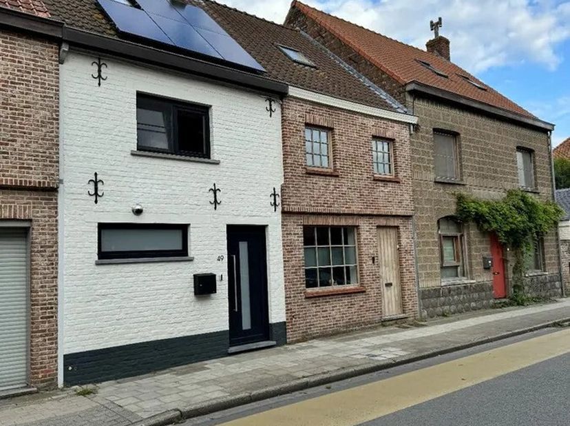 In het centrum van Eernegem, nabij de markt, treffen we deze volledig gerenoveerde woning aan.&lt;br /&gt;
Deze woning bestaat uit: inkomhal - toilet - vest