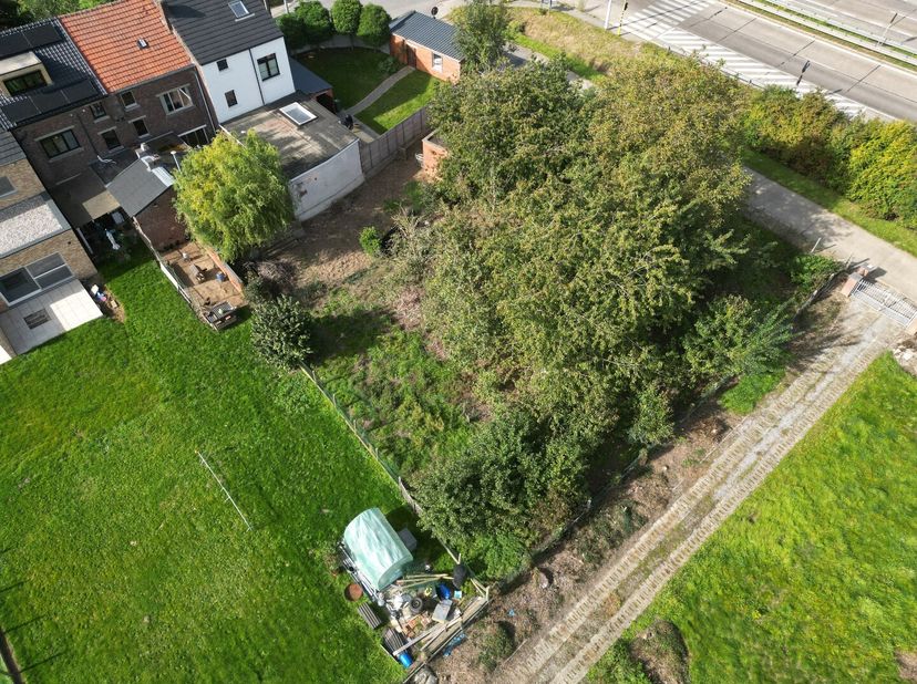 Deze verder te renoveren rijwoning is gelegen in de voorstad van Tienen. Het pand omvat op het gelijkvloers een mooie inkomhal met toegang tot zowel d