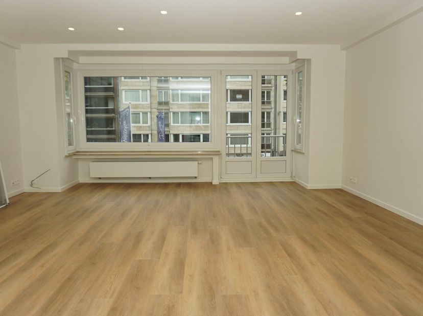 Magnifique appartement non meublé de 2 chambres situé Leopold II laan - 2ème étage avec ascenseur - Surface 75 m² - Comprenant : hall d&#039;entrée, spacie