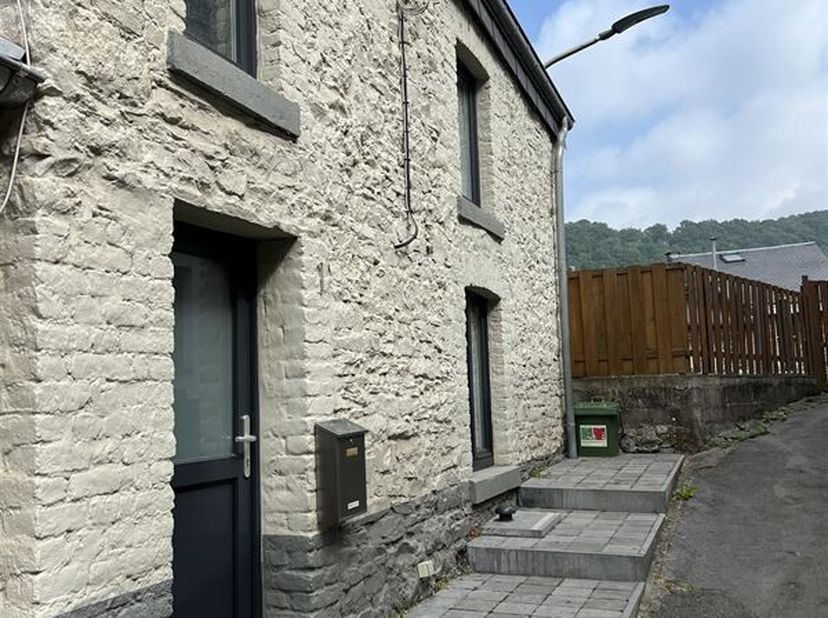 AYWAILLE CENTRE - Petite maison lumineuse composée d&#039;un séjour avec cuisine équipée, une chambre (avec rangement dressing) et une salle de douches. Ca