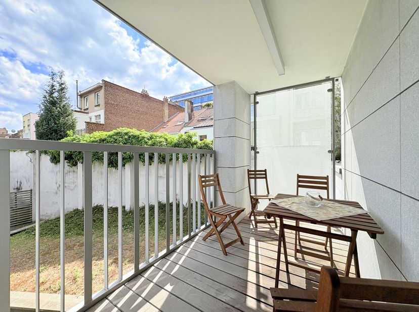 Victoire Junot vous propose entre les quartiers de Mérode et de Montgomery, ce magnifique appartement de 113 m² d&#039;espace de vie dans un immeuble récen