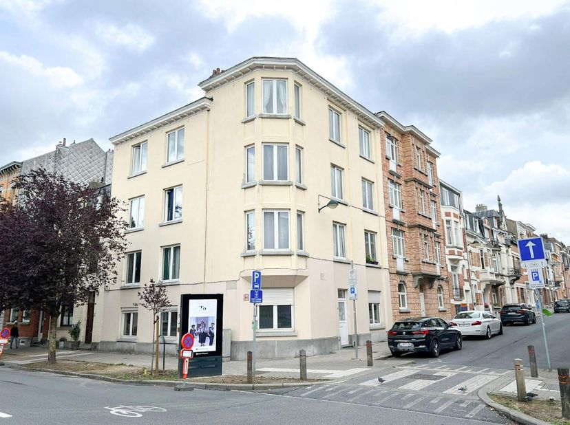 À deux pas du métro Pétillon et proche de toutes les facilités, découvrez notre rez-de-chaussée d&#039;une chambre. Un permis d&#039;urbanisme vient d&#039;être acce