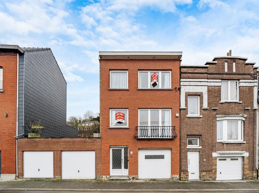 Située dans une rue calme et à proximité des transports en commun, grande maison bel-étage dune superficie habitable de 221 m² composée comme suit:&lt;br