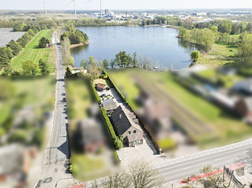 Deze ruime en verzorgde woning met 3 volwaardige slaapkamers bevindt zich op een royaal perceel van 15a in het bruisende Lommel. Een echte troef is de