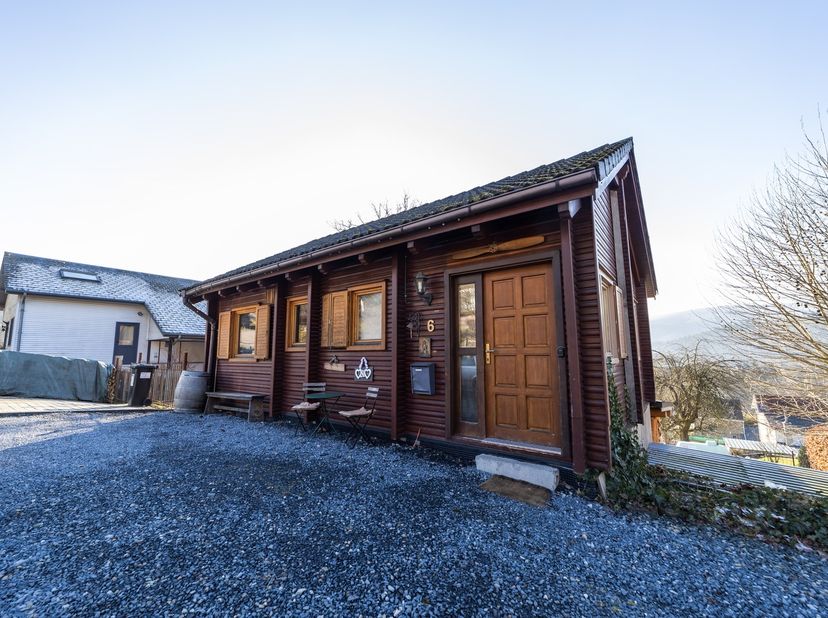 ! SOUS OPTION - VISITES CLOTURÉES ! L&#039;agence Antoine Immobilier de Stavelot vous propose à la vente ce charmant chalet construit en 2005 situé à Coo,