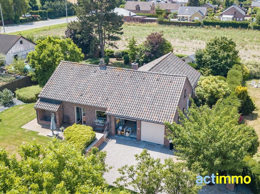Dans un clos résidentiel prisé, très jolie villa de plain-pied en excellent état d&#039;entretien avec 3 chambres, double garage, grand jardin arboré et pa