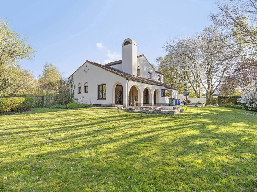 Imaginez : vous vous réveillez dans un oasis de tranquillité, entouré de verdure, avec le chant des oiseaux en toile de fond. Cette villa indépendante