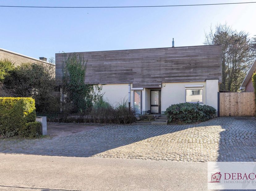 Prachtige riante woning, in uitstekende staat en goed onderhouden, bestaat:&lt;br /&gt;
* op het gelijkvloers uit een inkomhal met vestiaire en aparte WC, c
