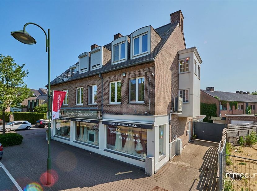 Verrassend ruime en commercieel gelegen handelsruimte met aanpalend 4-slaapkamerwoning. Het onroerend goed is gelegen in het hart van de Stad Hamont,