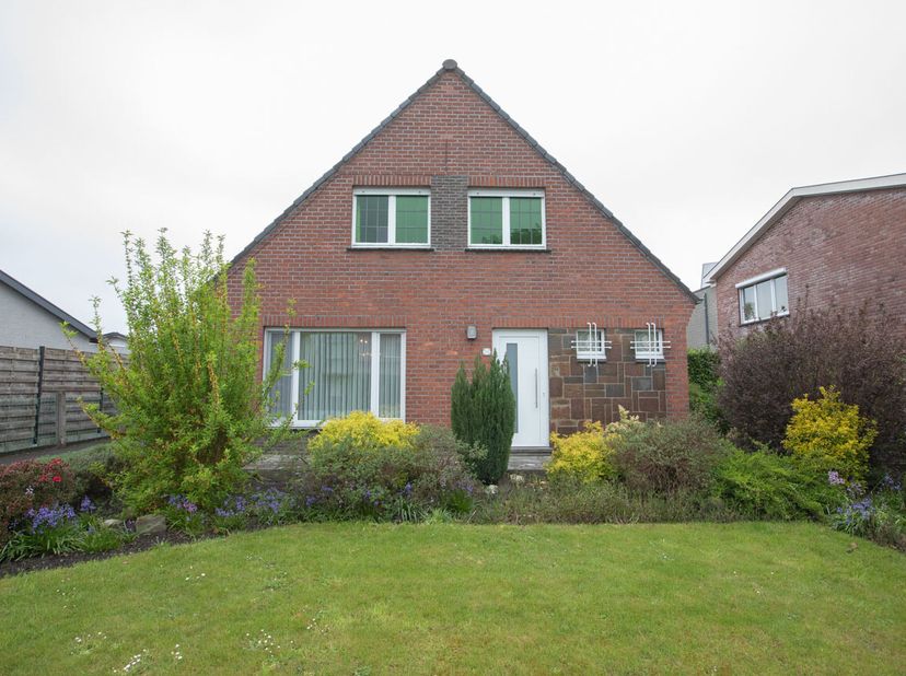 VRIJSTAANDE WONING MET TUIN &lt;br /&gt;
 &lt;br /&gt;
Op te frissen woning met 4 slaapkamers, veranda, tuin en garage.   &lt;br /&gt;
Gelegen in de rand van centrum Aa