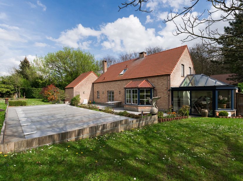 CHAUMONT-GISTOUX, gelegen in een gewilde wijk in het hart van het dorp met alle voorzieningen, mooie, lichte VILLA (4 slaapkamers/SDD/SDB/GARAGE) in p