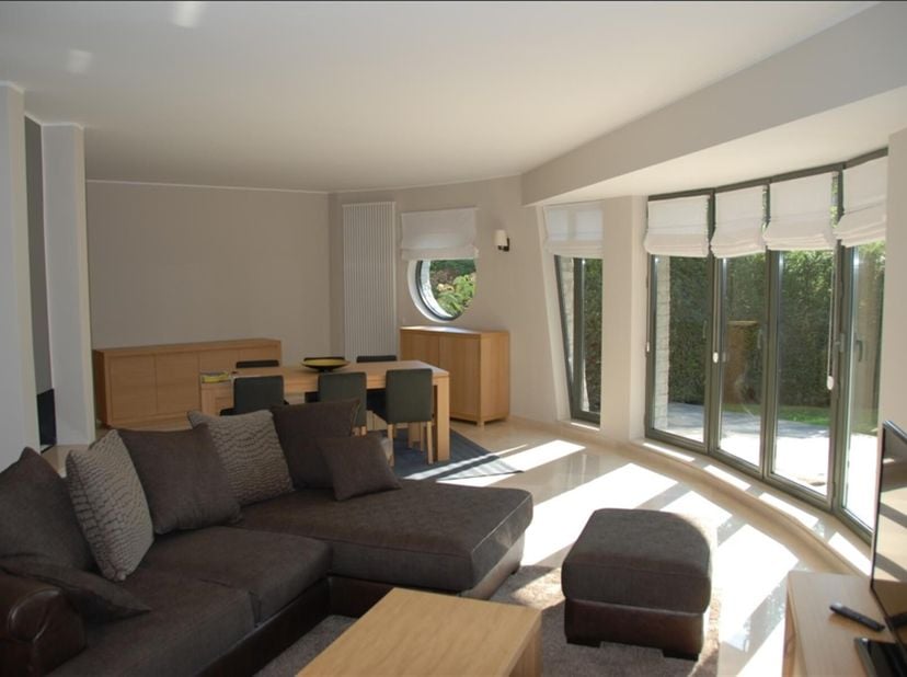 Nabij Stockel, dichtbij winkels, scholen, openbaar vervoer, prachtig gemeubeld appartement gelegen op het gelijkvloers van een luxe gebouw. Het omvat