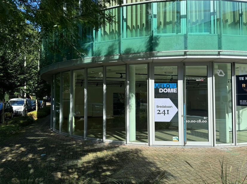 Dit ruime handelspand van maar liefst 351 m² bevindt zich op een strategische locatie in het commerciële hart van Brasschaat. Gelegen op een hoek, gen