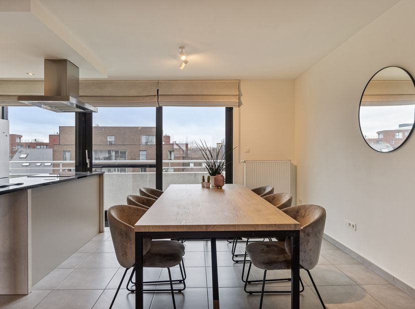 Cet appartement duplex récent à vendre à Gand est situé aux 4ème et 5ème étages de la résidence ADORIA et est parfaitement prêt à emménager. Le bâtime