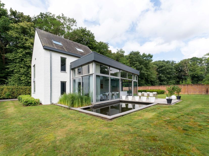 In het landelijke Westmeerbeek kunnen we deze eigentijdse villa op ca. 1,9 ha terugvinden. Deze woning, omgeven door groen, biedt een prachtige combin