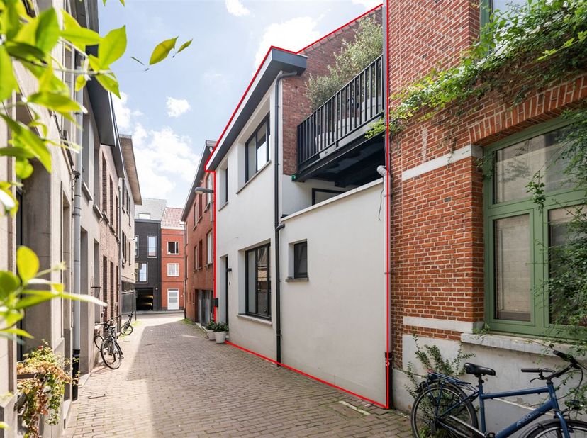 Het huis is gelegen in een autoluwe straat, op een steenworp van de Grote Markt van Lier, met alle voorzieningen binnen op wandelafstand.&lt;br /&gt;
De ren