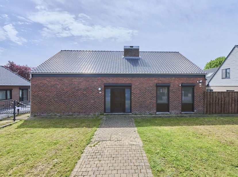 Gezinswoning met opknapwerk op ruim perceel van 11a41ca.&lt;br /&gt;
Indeling: inkomhal, woonkamer, keuken, badkamer, apart toilet, nachthal en 3 slaapkamer