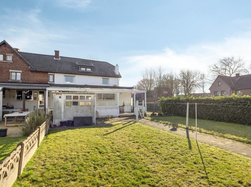 Welkom in de Spechtstraat 1 te Genk!&lt;br /&gt;
&lt;br /&gt;
We bevinden ons hier in een rustige woonbuurt te Genk-Waterschei en nabij Hoevenzavel en Thor Park.