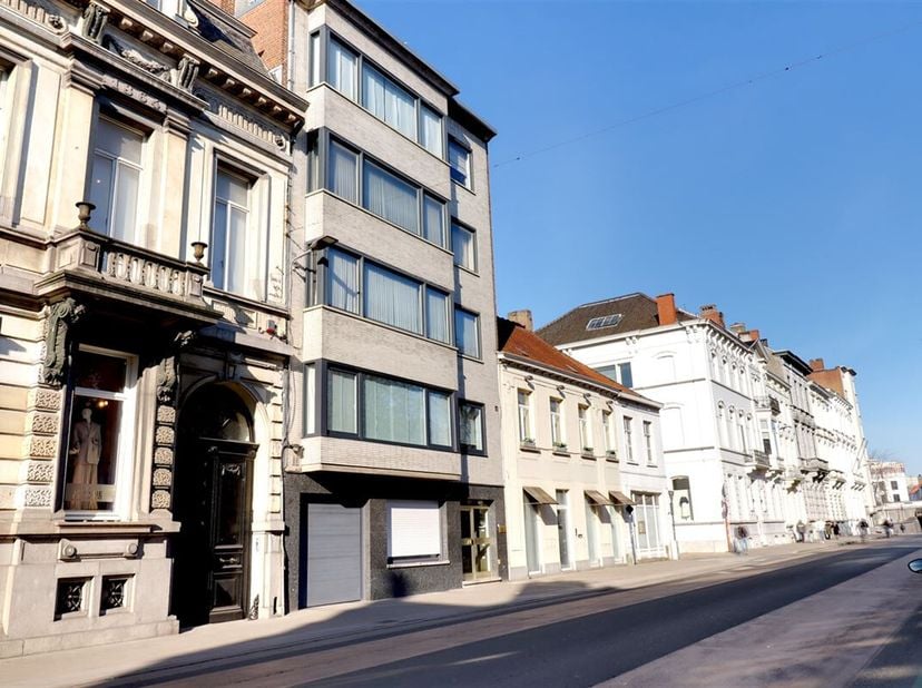 Schitterend ruim woonappartement op enkele passen van het centrum van de stad. &lt;br /&gt;
Met lift naar het vierde verdiep waar ruimte en een open zicht u