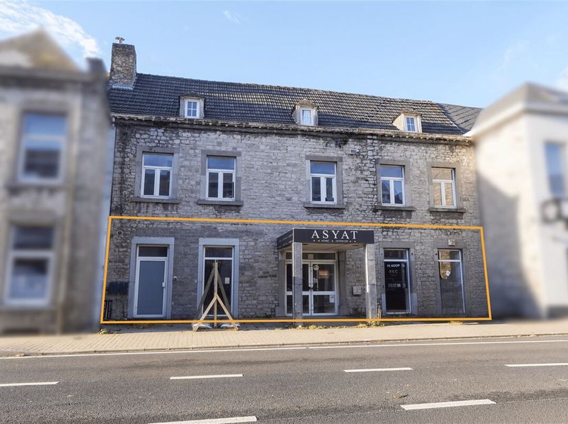 Idéalement située le long dun axe très fréquenté à Bouge, cette surface commerciale de près de 379 m² offre une visibilité exceptionnelle pour dévelop