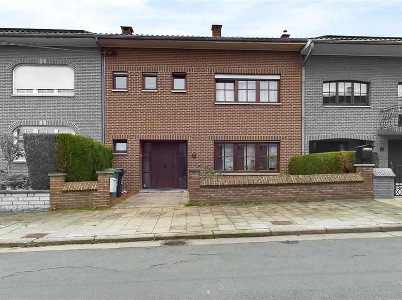 OPTION - INNOV&#039;EXPERT immobilière vous invite à venir découvrir cette spacieuse maison, idéalement située dans une rue calme de Seraing, à proximité d