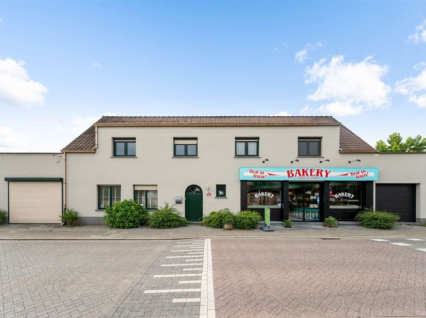 Bakkerij (ca 220m²) met woonst (ca. 280m³) op een perceel van 1.769m²&lt;br /&gt;
Zeer gunstig gelegen in het centrum van Onze-Lieve-Vrouw-Olen met een goed