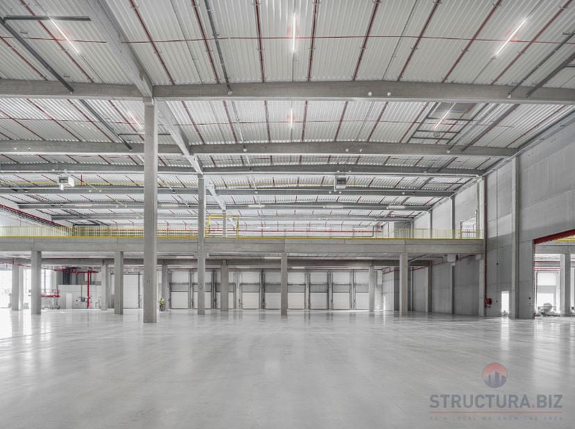 Immeuble logistique à louer à Evergem. L&#039;immeuble dispose d&#039;une hauteur libre de 14 m, de quais de chargement/déchargement (1 pour 1 000 m²), d&#039;une ca