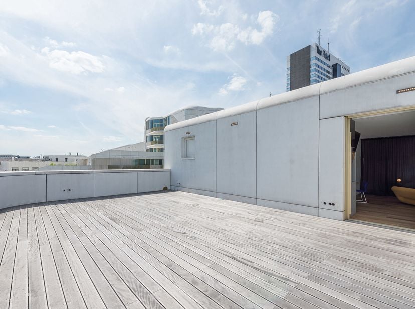 Situé en plein cur du quartier de la Toison d&#039;Or, au quatrième étage d&#039;un immeuble dessiné par le bureau darchitecte international &quot;UNStudio&quot; avec la