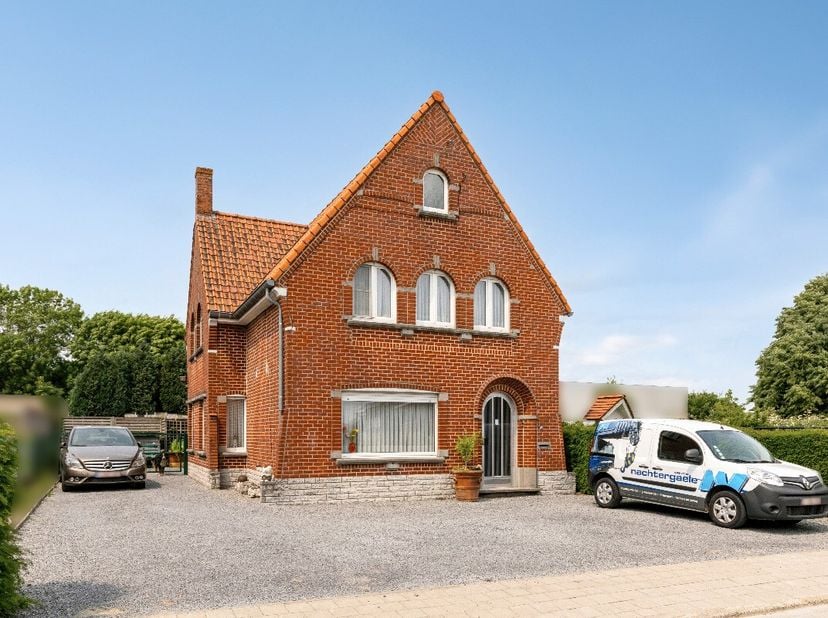 Bienvenue au Lendedreef 68 à Anzegem  une maison pleine de caractère sur un terrain de pas moins de 862 m². Construite en 1958, cette habitation offre