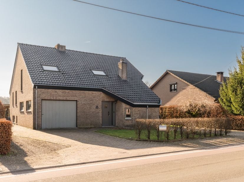Deze mooie woning vinden we terug in de Holvenstraat te Pelt. De woning ligt op een ruim perceel van 963m² met een mooi uitzicht op de weilanden.&lt;br /