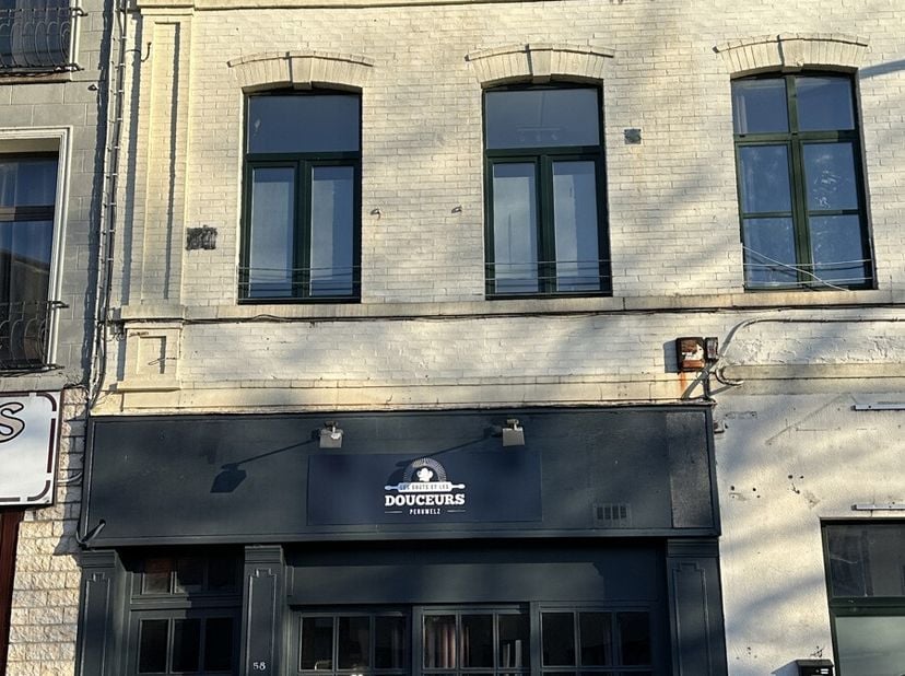 Situé au coeur de la ville, cet immeuble de rapport avec commerce à vendre est une opportunité d&#039;investissement idéal pour les investisseurs ou les pe