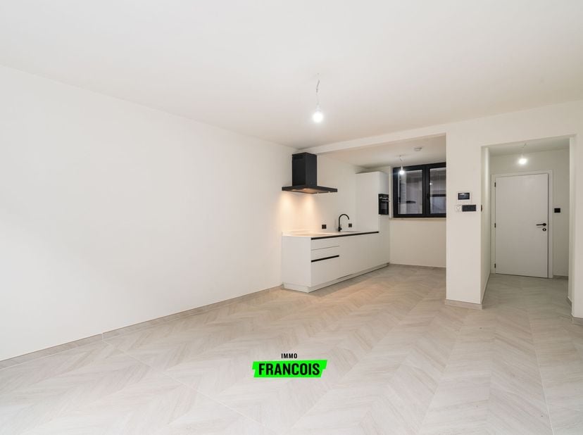 Cet appartement prêt à emménager est situé à quelques pas du Tieltse Markt, au rez-de-chaussée d&#039;une petite résidence composée de trois appartements e
