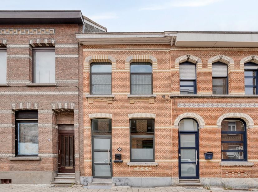 Zeer nette woning in de verkoop waarvan we alvast kunnen meegeven dat het een mooi EPC-labeltje B (condensatieketel 2020, dak werd geïsoleerd in 2011,