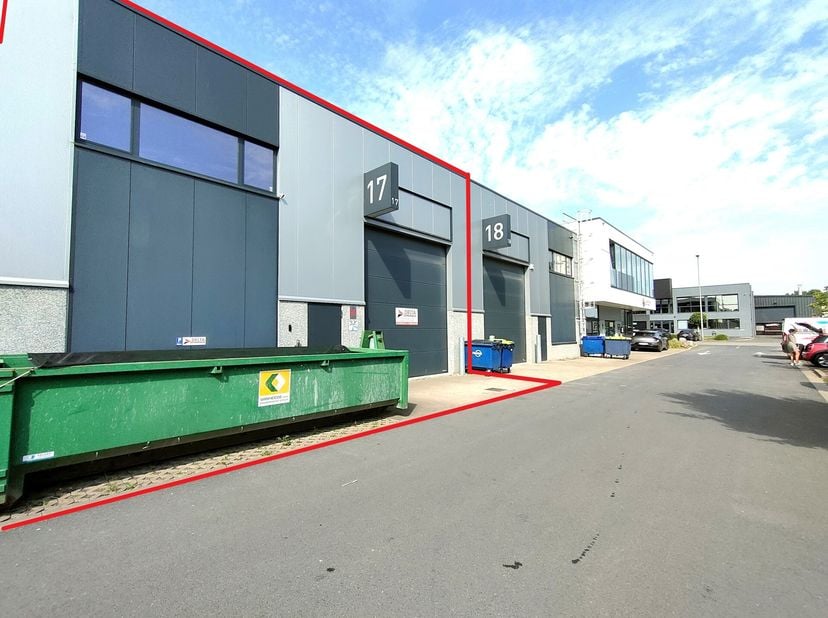 ZONING NORD DE WAVRE : Espace entrepôt/atelier et bureaux totalisant 184m² déjà aménagé | Offrant une accessibilité optimale aux portes de Bruxelles e