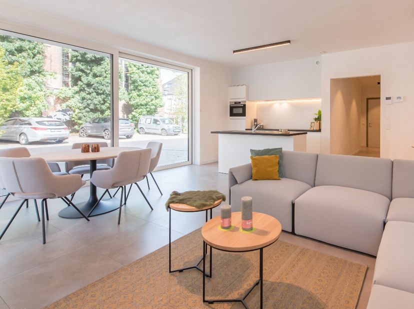Instapklaar nieuwbouw appartement, gelegen op het gelijkvloerse in een kleinschalige residentie op de markt van Wingene.Perfecte ligging op de markt v