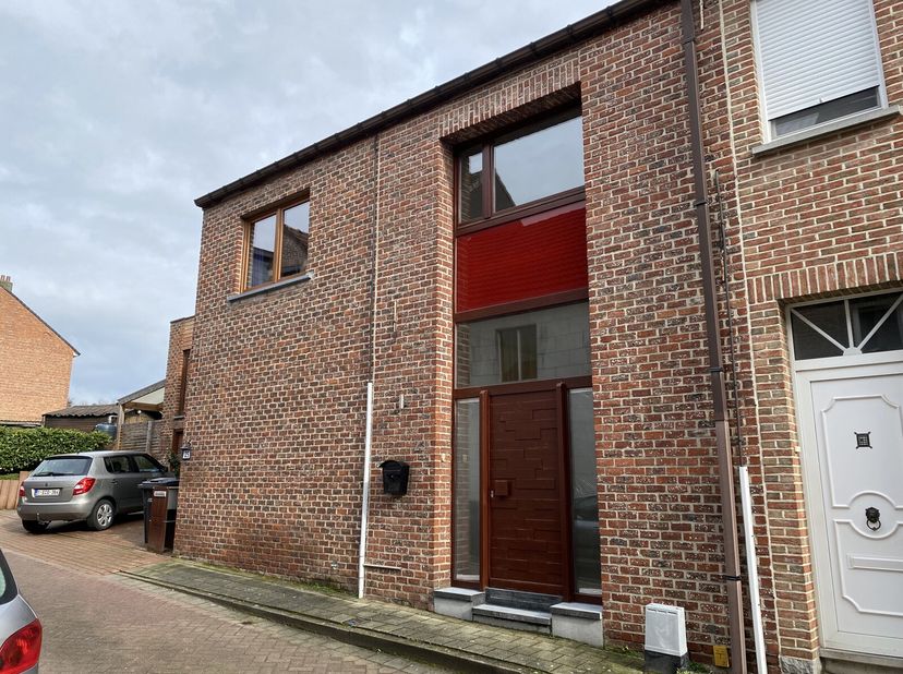 Agréable maison 2-façades avec terrasse, idéalement située dans une rue calme à sens unique au centre de Sterrebeek.&lt;br /&gt;
Rez-de-chaussée : living, s