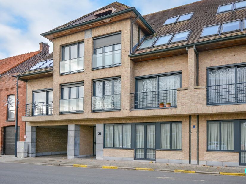 Dit goed onderhouden 1-slaapkamer appartement is gelegen op de derde en tevens hoogste verdieping van residentie Mapidi pal in het centrum van Gits en