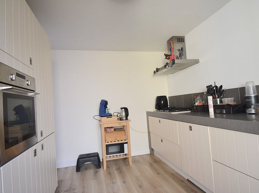 Deze half-vrijstaande woning werd onlangs volledig gerenoveerd, en is voorzien van nieuwe ramen, nieuwe verwarming, vloeren, badkamer, keuken, enz...&lt;