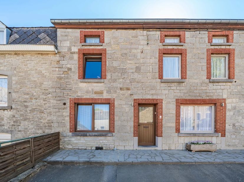 EBimmo vous propose cette charmante maison 2 façades avec jardin, située dans le centre du village de SOY à +/- 15 km de Durbuy et Marche-en-Famenne.&lt;
