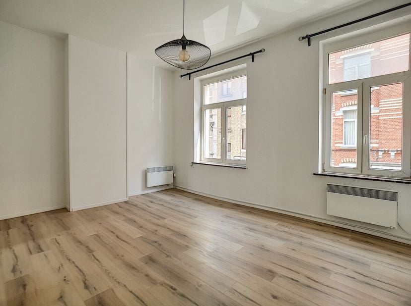 Porte ouverte organisée le mercredi 23/04 de 16h00 à 17h00 - visite libre, sans rendez-vous.SAINT-GILLES - Superbe studio de 40m² à louer. ERA CHATELA