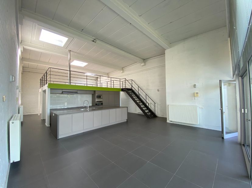 Deze loft is gelegen in een rustige omgeving, doch hartje Roeselare. &lt;br /&gt;
Het pand is te bereiken via een gemeenschappelijke inrijpoort. &lt;br /&gt;
&lt;br