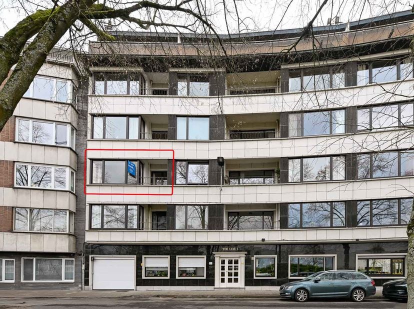 3-SLAAPKAMER APPARTEMENT  &lt;br /&gt;
  &lt;br /&gt;
Unieke kans! &lt;br /&gt;
Goed onderhouden, authentiek drie-slaapkamerappartement met auto-bergplaats en zicht op