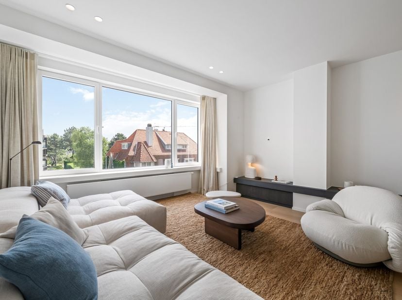 Appartement de trois chambres élégamment rénové avec vue dégagée sur la Kustlaan&lt;br /&gt;
Cet appartement récemment rénové et de haute qualité bénéficie