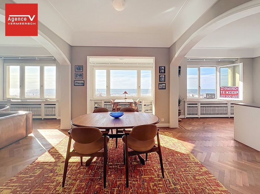 Dit subliem villa-appartement (228m²)bevindt zich op de eerste verdieping van een modernistisch kleinschalig gebouw opgetrokken in 1946  dit gebouw is